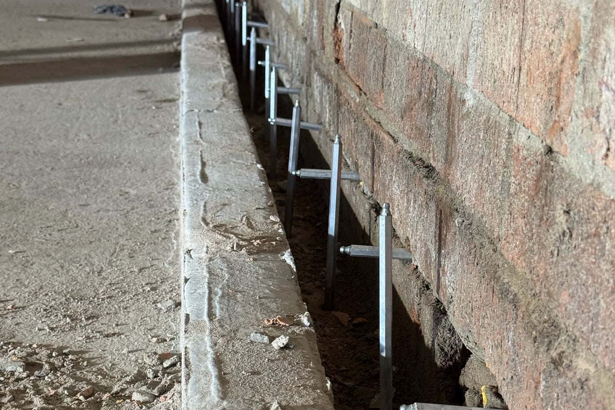 Controlled pressure resin injection ensuring complete void filling